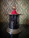 Art deco design mekanisk sigarett dispenser i emaljert messing orientalsk form med fuglemotiv 1950-tallet thumbnail