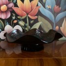 Amethyst farget carnival luster bolle skål fat ruffled bowl Holly and berry mønster pressglass Dugan USA 1920-tallet thumbnail