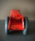 Rød mekanisk trekkopp traktor i metall - Asbjørn Amundsen Sarpsborg Norge 1950/60 tallet thumbnail