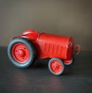 Rød mekanisk trekkopp traktor i metall - Asbjørn Amundsen Sarpsborg Norge 1950/60 tallet thumbnail