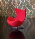 Brio Mobilia dukkehus møbel tilbehør 1:18 Egget rød lenestol Arne Jacobsen 1967 thumbnail