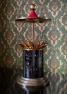 Art deco design mekanisk sigarett dispenser i emaljert messing orientalsk form med fuglemotiv 1950-tallet thumbnail