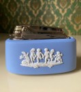 Ronson Wedgwood bordlighter med blå Jasperware base England 1970-tallet thumbnail