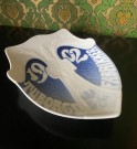 Tuborg Fabrikker 1902 antikk skjoldformet veggplett platte skål i hvit porselen blå dekor Bing & Grøndahl Danmark thumbnail
