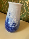 Julerose hvit/ blå håndmalt vase i porselen 678 - Louise & Hallin Bing & Grøndahl B&G Copenhagen Denmark 1930-1980 thumbnail