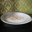 Grå Benta serveringsfat med hvit relieff bord og Helene blomstermotiv Figgjo Flint Norway Norge 1950/60-tallet thumbnail