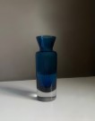 Kornblomst, mountainblue blå vase i kunstglass - Willy Johansson Hadeland glassverk 1970 tallet thumbnail