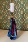 Bordlampe i blå/rosa/klart kunstglass med skjerm - Murano Italia 1960/ 70 tallet thumbnail