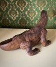 Stor håndlaget øgle reptil i edeltre thumbnail