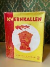 TOMTE Kvernkall i original eske Åsmund S. Lærdal Stavanger Norge 1940/50-tallet thumbnail