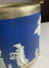 Antikk royal blå/ hvit kjeks/ is krukke i jasperware porselen med metall lokk - Wedgwood England 1900 tallet thumbnail