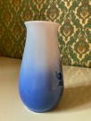 Julerose hvit/ blå håndmalt vase i porselen 678 - Louise & Hallin Bing & Grøndahl B&G Copenhagen Denmark 1930-1980 thumbnail