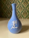Blå Jasperware keramikk knoppvase med hvit relieff dekor 73 - Wedgwood England 1960/70-trallet thumbnail
