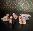 Miniatyr små samlefigurer hunder i glasert steingods settekasse England 1980-tallet thumbnail