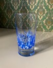 Håndblåst drikkeglass i blå/hvit spettet kunstglass  - Svein Rosseland HallingGlass Gol Norway Norge 2003 thumbnail