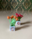 Lundby dukkehus møbler tilbehør 1:18 - vase, røde og orange blomster tulipaner 1970 tallet thumbnail