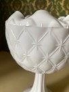 Høy stettskål kompottskål i hvitt opalin pressglass med relief dekor - Indiana Glass Company USA 1950/ 60 tallet thumbnail