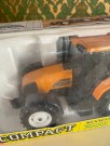Orange Renault Agriculture Compact traktor modellbil i original emballasje JOAL Spain thumbnail