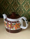 Brun/hvit tekanne med blomstermotiv håndmalt kunstflint - Inger Waage Stavangerflint Norge Norway 1960/ 70 tallet thumbnail