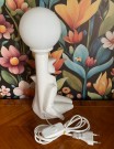 Tidstypisk 80-talls kitsch figurlampe bordlampe hvit glasert steingods med glasskuppel art deco stil thumbnail