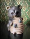 Honey Bear sparebøsse bjørnefigur i sprøytemalt steingods/keramikk 1960/70-tallet thumbnail