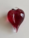 Håndblåst hjerte i rosa/rødspettet kunstglass Hadeland Norway Norge 1990/ 2000-tallet thumbnail