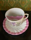Antikk bartekopp kaffekuvert i hvitt porselen med håndmalt blomster motiv, rosa lusterglasur og gullkant 1890-tallet thumbnail