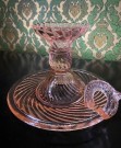 Kammerstake lysestake i lakserosa rose pressglass med relieff dekor thumbnail