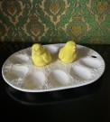 Påskedekor eggeholder eggefat eggoppsats med kylling krydderbøsser 1960-tallet thumbnail