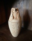 Antikk kanopisk gravurne kalksteinskrukke hieroglyfisk inskripsjoner dyrehode fugl falk Guden Qebhsenuef Egypt thumbnail