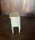 Lundby dukkehus tilbehør 1:18 romantisk rokokkomøbler hvit kommode 1950/60-tallet thumbnail
