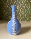 Blå Jasperware keramikk knoppvase med hvit relieff dekor 73 - Wedgwood England 1960/70-trallet thumbnail