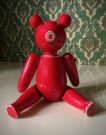 Rød bjørn bamse med strikk trefigur - Støa Leketøyfabrikk Lindesnes Norge 1960 tallet thumbnail