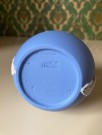 Blå Jasperware keramikk knoppvase med hvit relieff dekor 73 - Wedgwood England 1960/70-trallet thumbnail