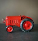 Rød mekanisk trekkopp traktor i metall - Asbjørn Amundsen Sarpsborg Norge 1950/60 tallet thumbnail