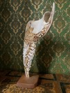 Scrimshaw gravert kjevebein kunstskulptur montert på tresokkel thumbnail