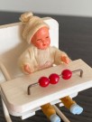Dukkehus miniatyr dukke babystol Fritz Canzler CaCo CanzlerCoburg Tyskland Germany 1950/60-tallet thumbnail