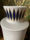 Vase i steingods Hvit matt glasur med mørkeblå/gull toppdekor 407/2 Arabia Finland 1960-tallet thumbnail