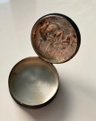 Forsølvet silver platted pilleboks med bonderomantisk relieff motiv thumbnail