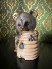 Honey Bear sparebøsse bjørnefigur i sprøytemalt steingods/keramikk 1960/70-tallet thumbnail