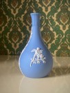 Blå Jasperware keramikk knoppvase med hvit relieff dekor 73 - Wedgwood England 1960/70-trallet thumbnail
