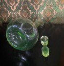 Karaffel dekanter i uraniumgrønt glass 1920-1940 thumbnail