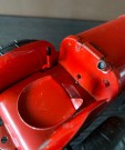 Rød mekanisk trekkopp traktor i metall - Asbjørn Amundsen Sarpsborg Norge 1950/60 tallet thumbnail