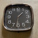 SEIKO QUARTZ QA545 batteridrevet svart veggur veggklokke i hardplast med sølvfarget ramme Japan 1980/90-tallet thumbnail