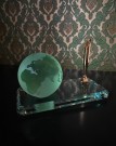 Brevvekt pennholder globus klode glassfigur i grønt transparent kunstglass thumbnail