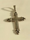 Stor antikk kors krusifiks smykke anheng i sølv 830S med relief dekor Kristian Hestenes Norge 1900-tallet thumbnail