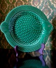 Grønt serveringsfat fisketallerken i glaset keramikk - AWF Arnold Wiigs Fabrikker Halden Norway Norge 1950 tallet thumbnail