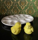 Påskedekor eggeholder eggefat eggoppsats med kylling krydderbøsser 1960-tallet thumbnail