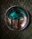 Vegghengt lysestake telysholder messinglykt lysskjold med grønn glasskuppel Håndlaget Norway Candle Design 1970-tallet thumbnail