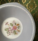 Grå Benta bolle/ skål med hvit relieff bord og Helene blomstermotiv Figgjo Flint Norway Norge 1950/60-tallet thumbnail